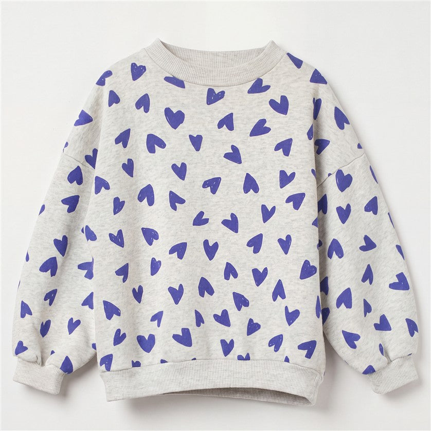 Lichtgrijze sweater voor meisjes met all-over blauwe hartjesprint.