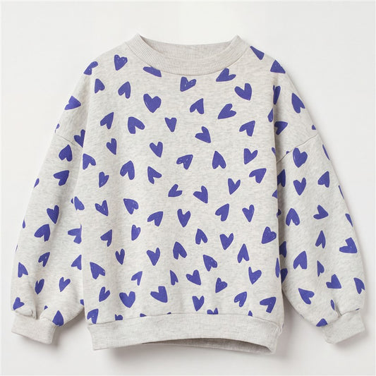 Lichtgrijze sweater voor meisjes met all-over blauwe hartjesprint.