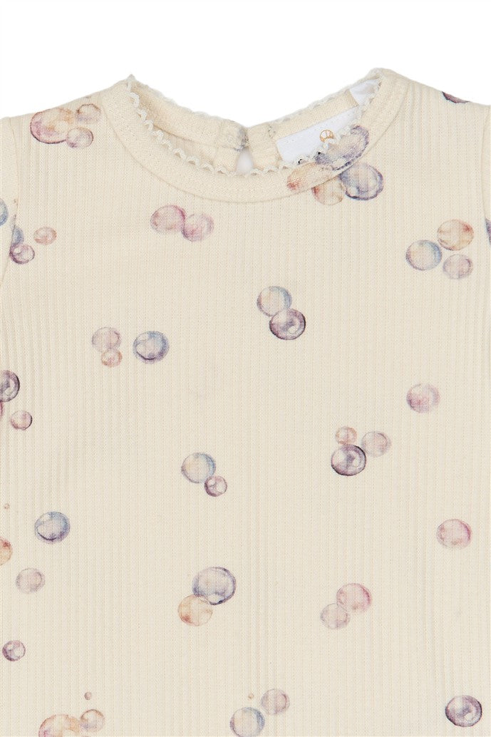 Detail zeebellen motief op tamma rib jumpsuit voor baby van the new