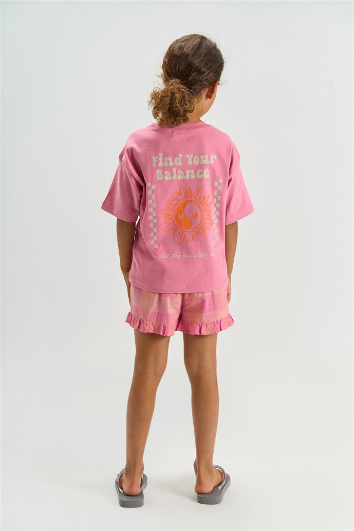 volledig beeld achterzijde taylen tshirt rose van the new