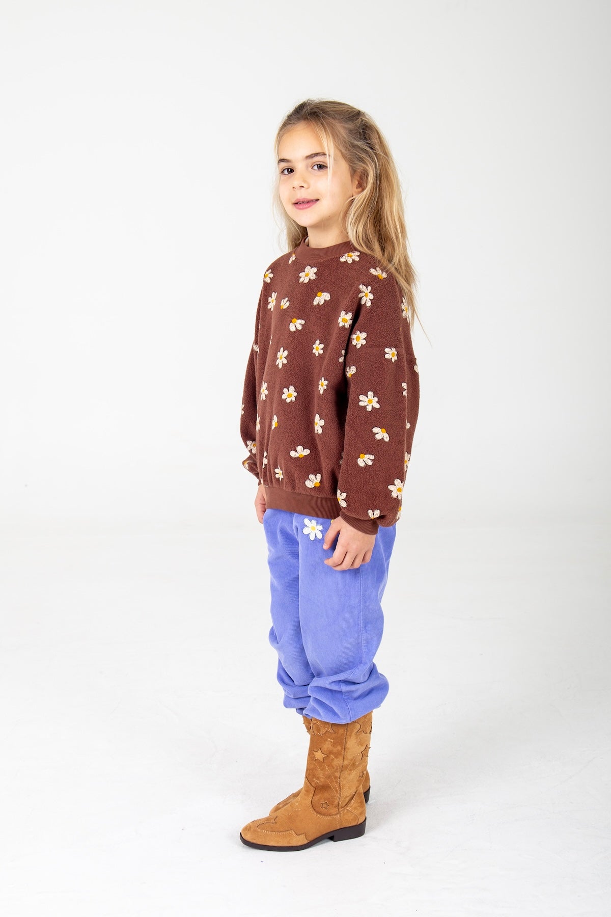 Lötiekids sweater van teddy stof met bloemenprint.