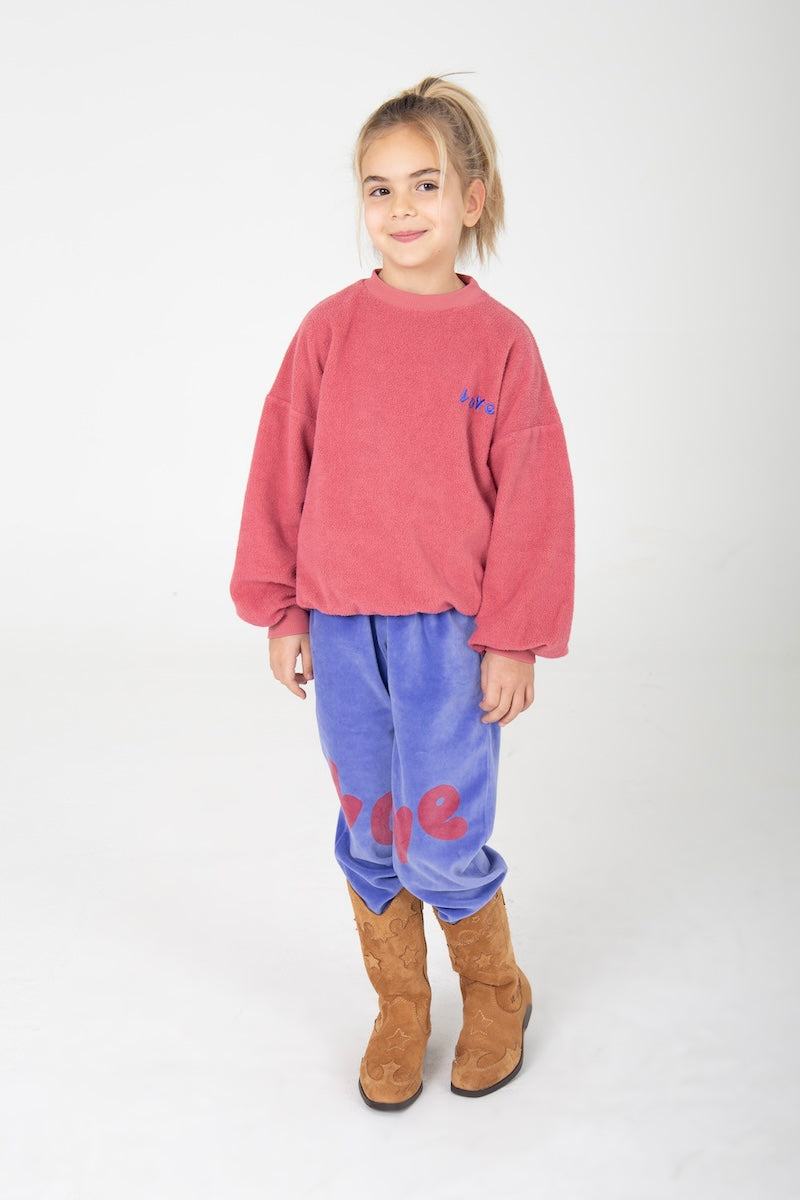 Zachte roze sweater van teddy velours met LOVE borduring.