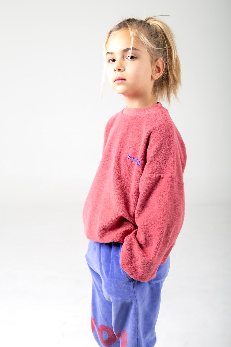 Roze meisjes sweater met geborduurde LOVE opdruk.