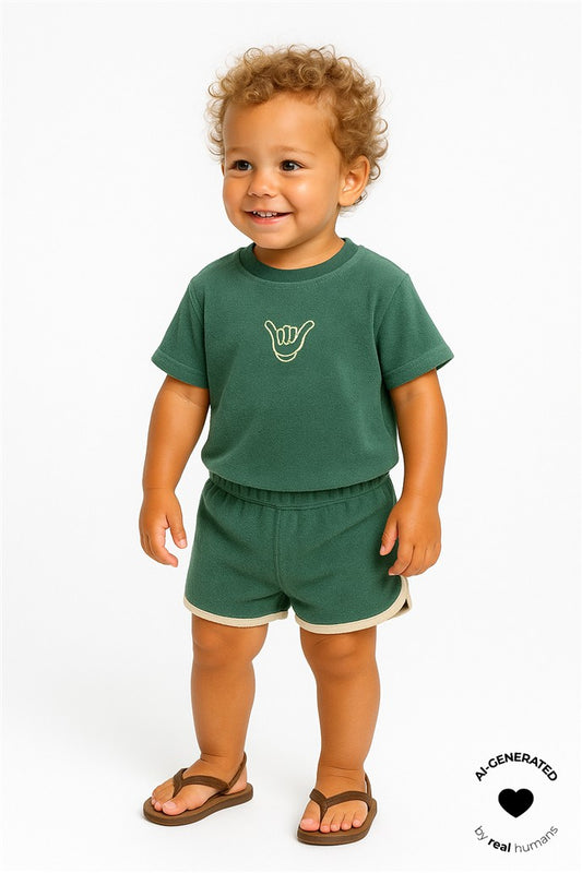 jongen draagt groene tshirt en short in badstof van the new