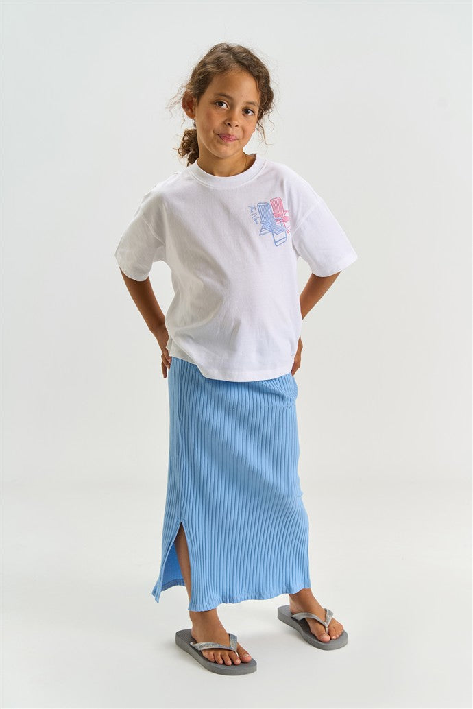 meisje draagt witte tshirt thora van the new