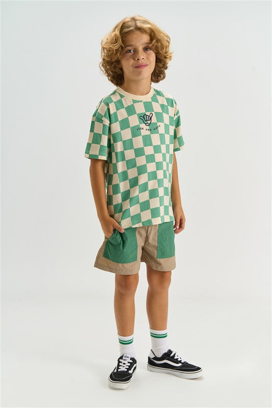jongen draagt tshirt met mintgroen dambordpatroon voorzijde