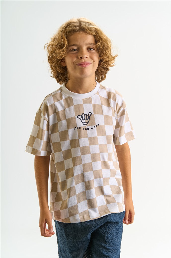 jongen draagt tshirt tiago humus van the new