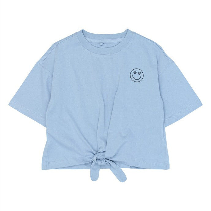 lichtblauwe kindertshirt met knoop en smiley van the new