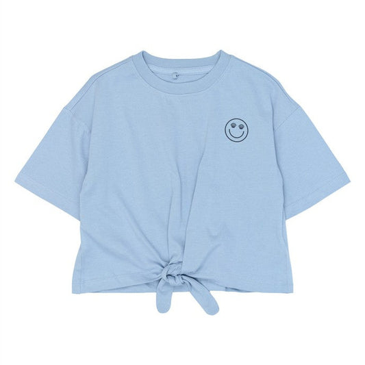 lichtblauwe kindertshirt met knoop en smiley van the new