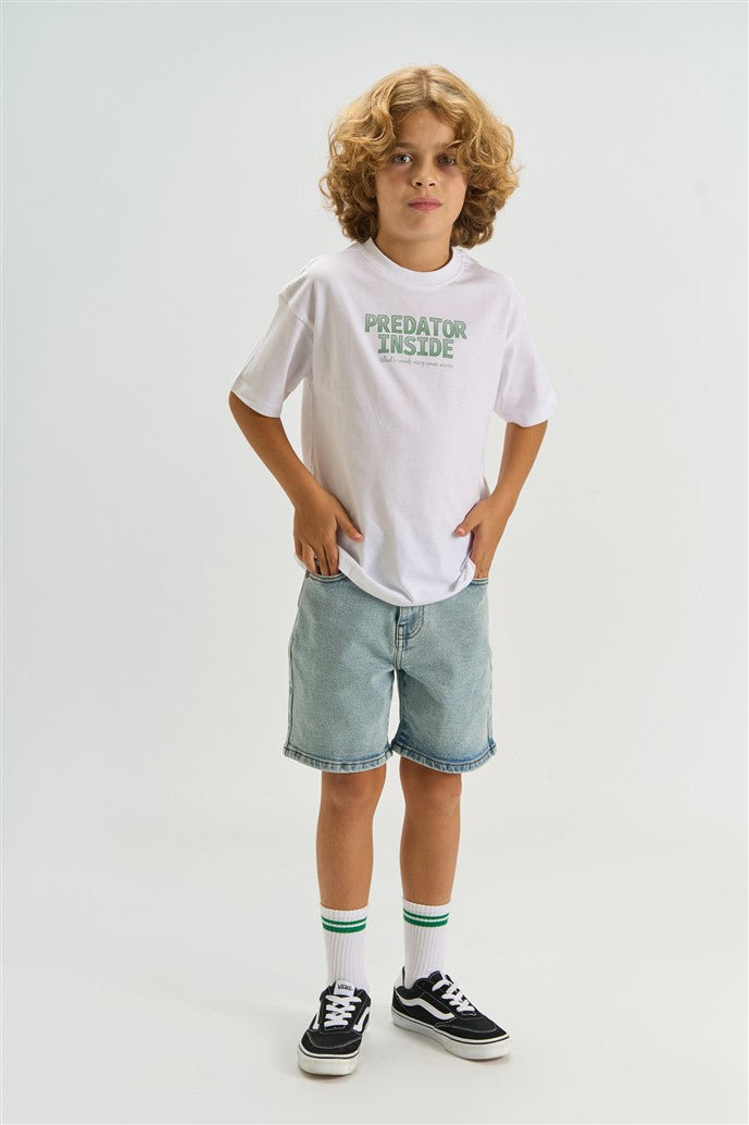jongen draagt witte tshirt tony met opdruk predator inside van the new