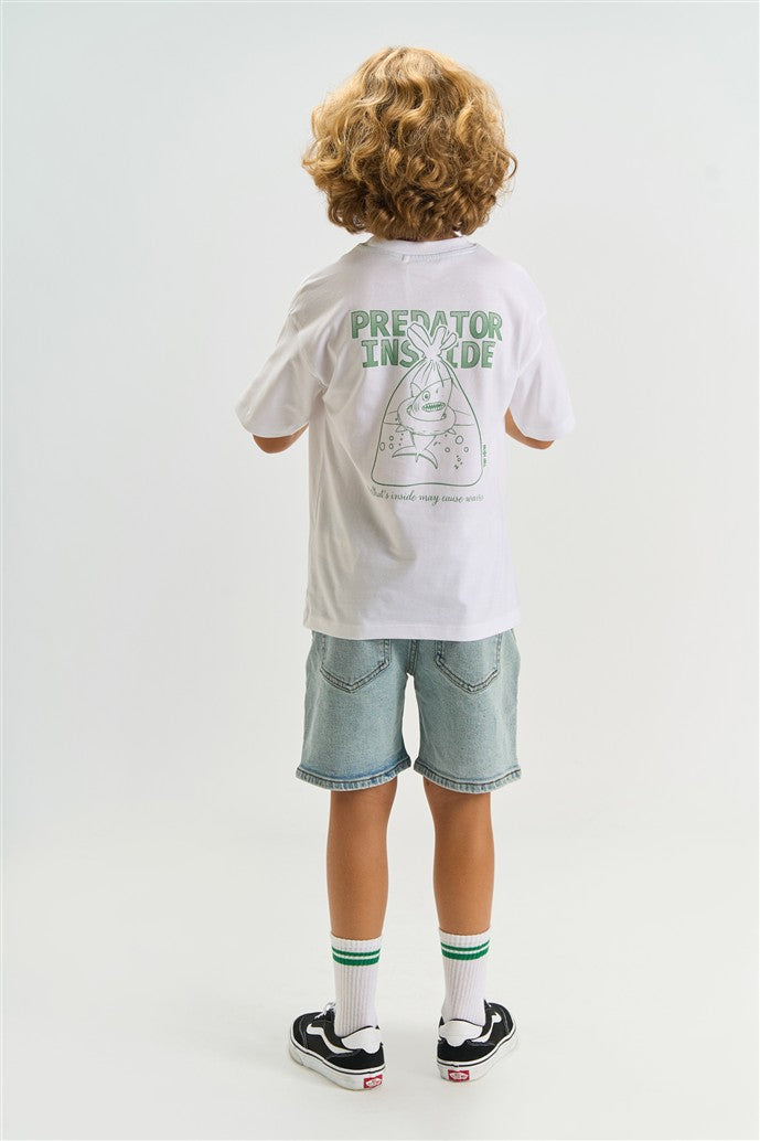 jongen draagt witte tshirt met groter opdruk op de rugzijde van een haai