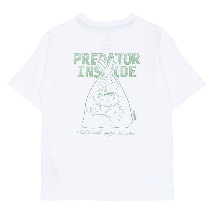 Achterzijde tshirt tony met opdruk predator inside en beeld van haai in een plastiek zakje