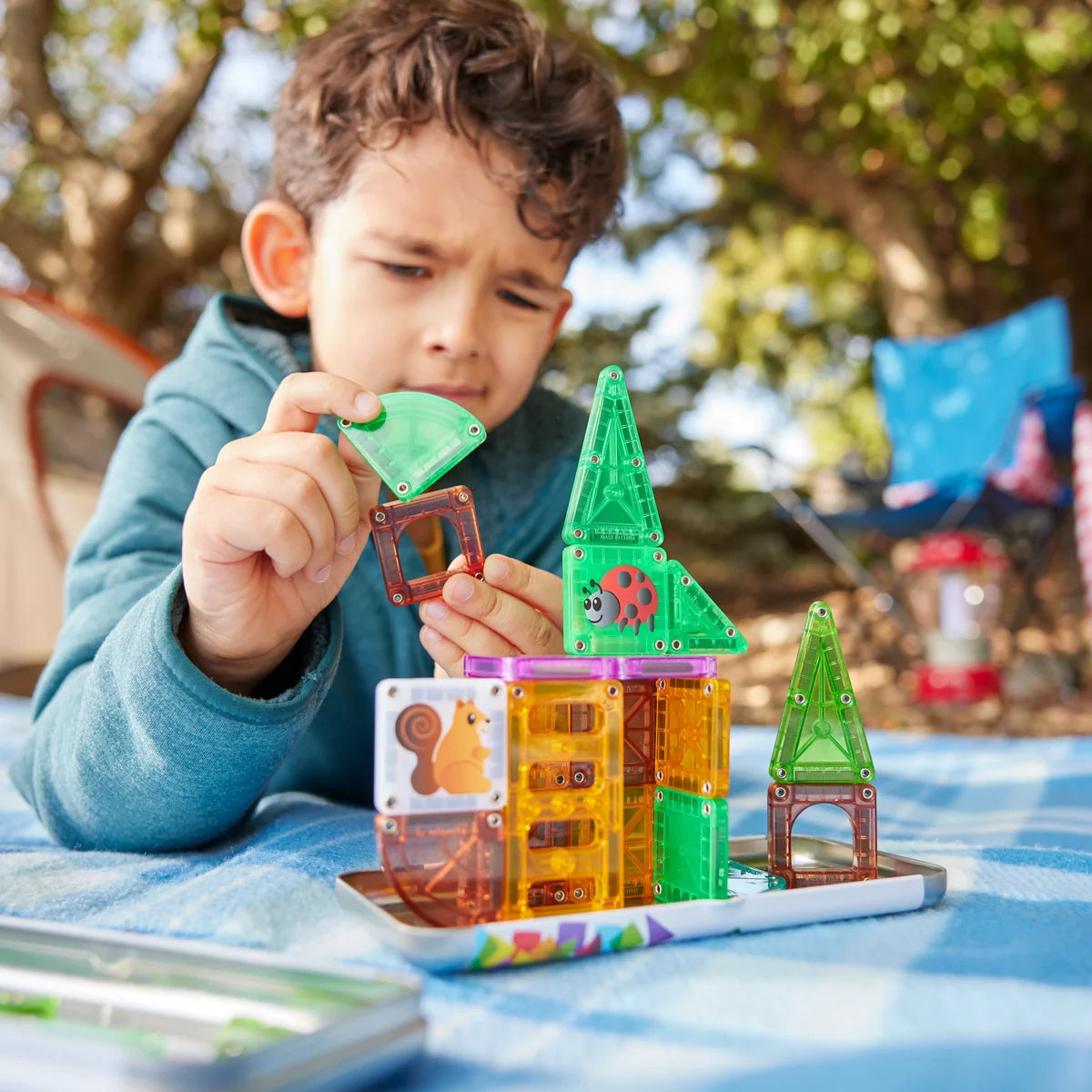 MAGNA-TILES microMAGS set met 24 onderdelen in natuurlijke kleuren.
