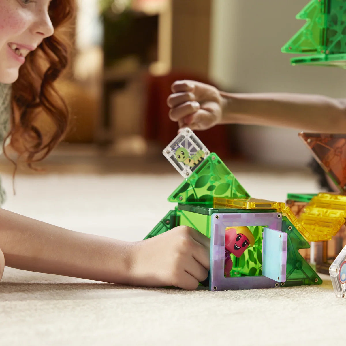 MAGNA-TILES boomhut bouwset met natuurthema.