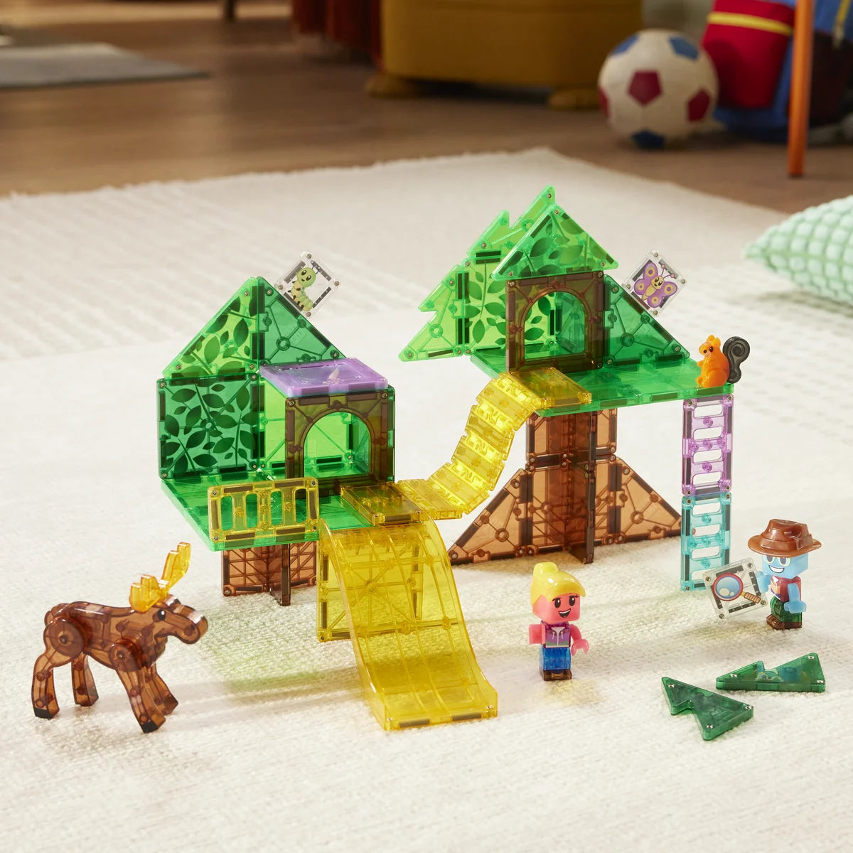 Magnetische bouwset met boomhut, bruggen en glijbaan lifestyle