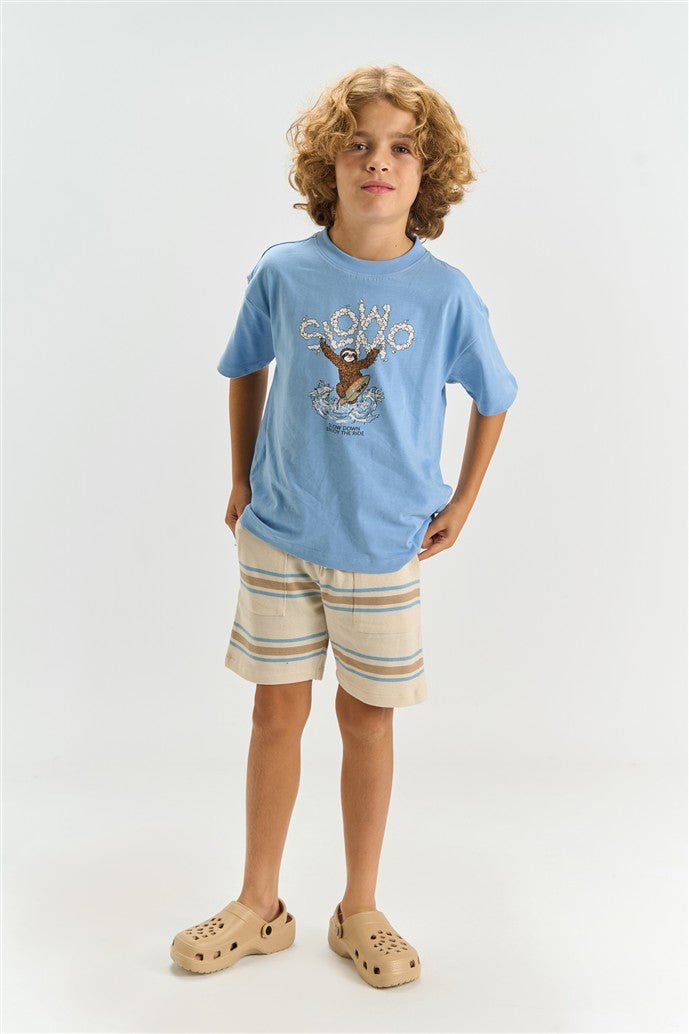 jongen draagt tshirt trent met luiaard en thor short van the new