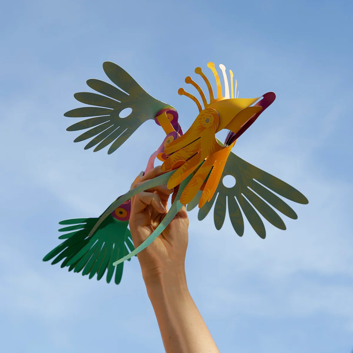 Magnetisch bouwspeelgoed voor kinderen met tropische vogels.