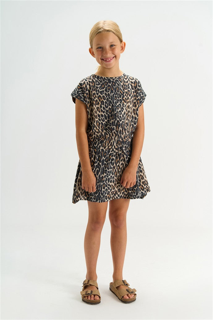 meisje draagt dress true rainy day met dierenprint van the new