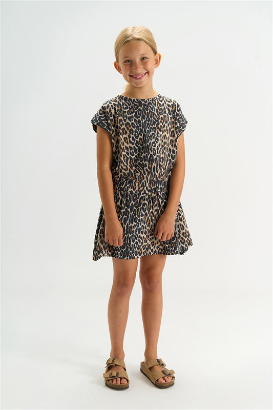 meisje draagt dress true rainy day met dierenprint van the new