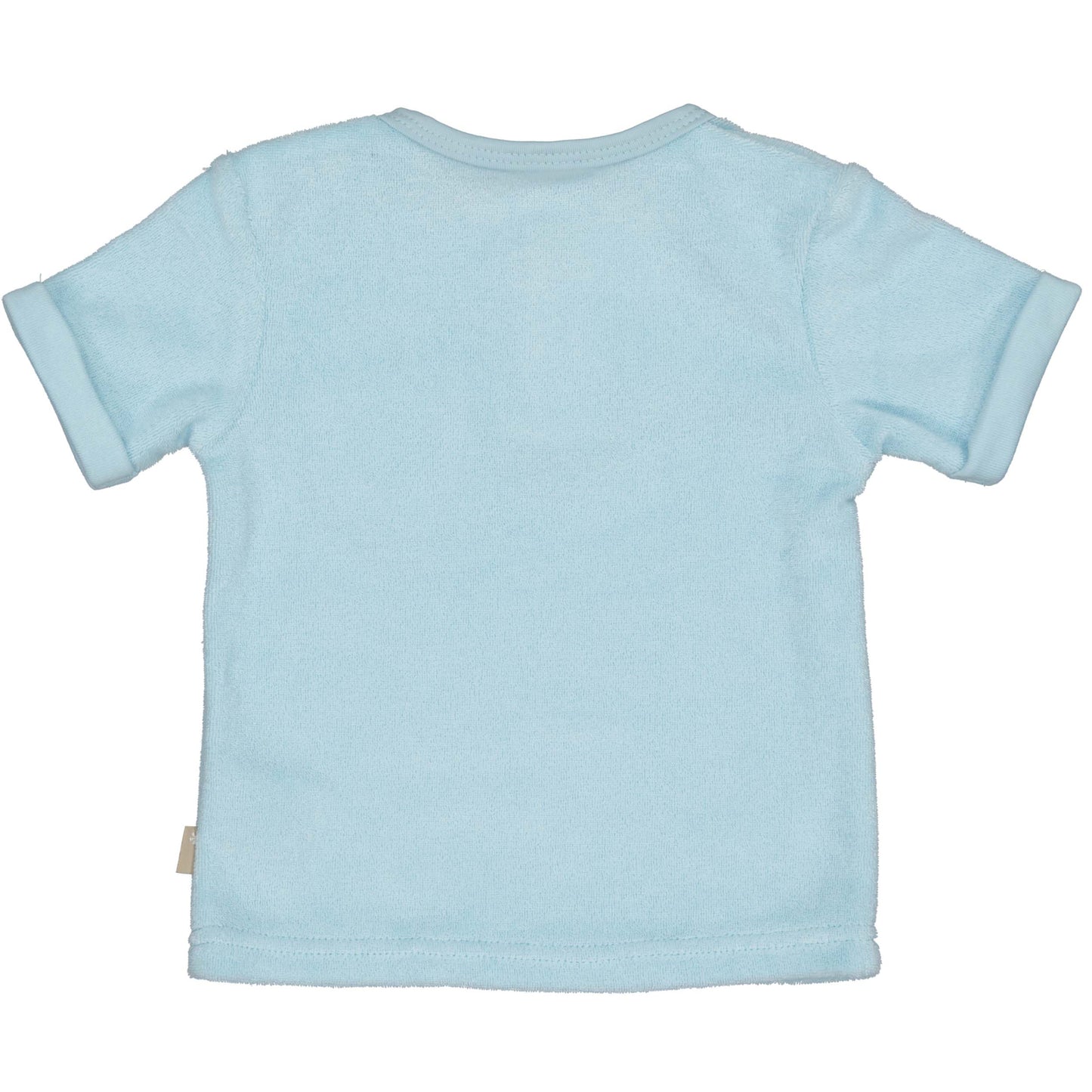 Achterzijde lichtblauwe tshirt voor baby in badstof met geborduurde zonnebril en houten knopen van BESS
