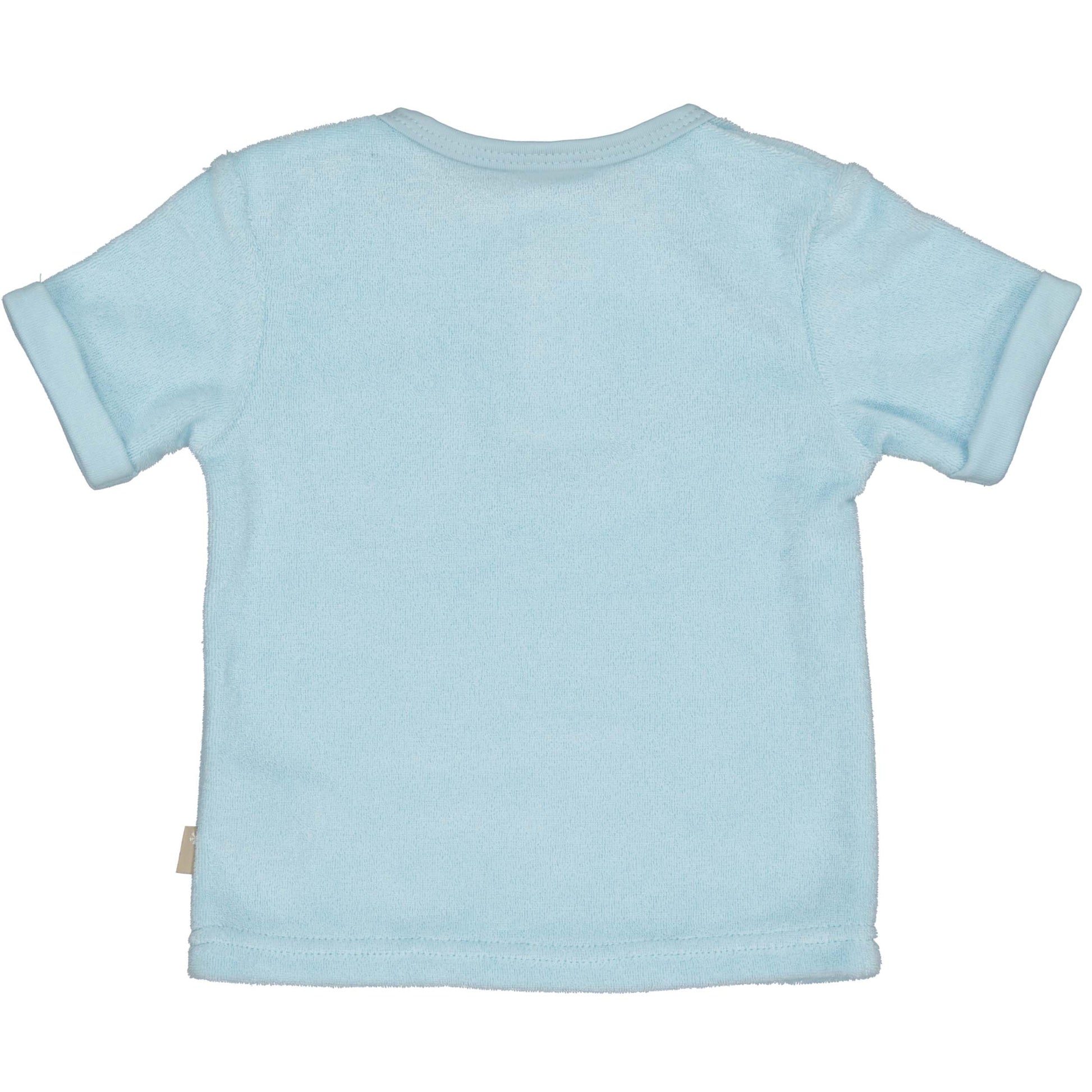 Achterzijde lichtblauwe tshirt voor baby in badstof met geborduurde zonnebril en houten knopen van BESS