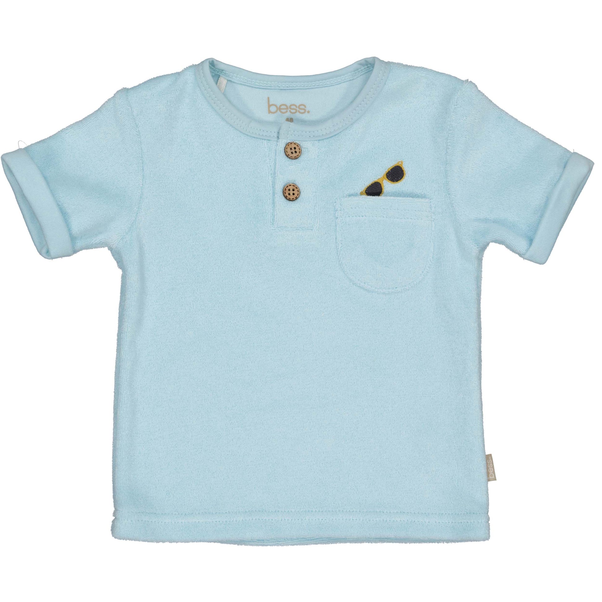 Voorzijde lichtblauwe tshirt voor baby in badstof met geborduurde zonnebril en houten knopen van BESS