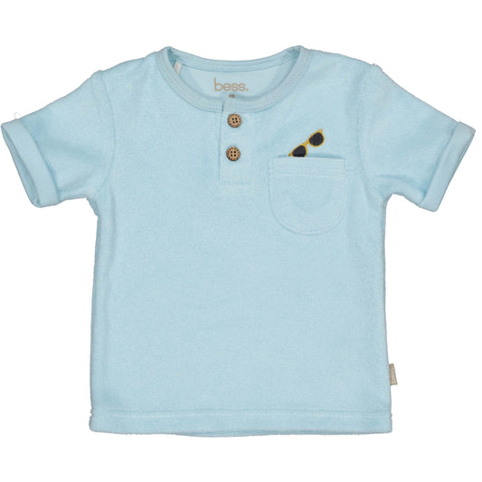 Voorzijde lichtblauwe tshirt voor baby in badstof met geborduurde zonnebril en houten knopen van BESS