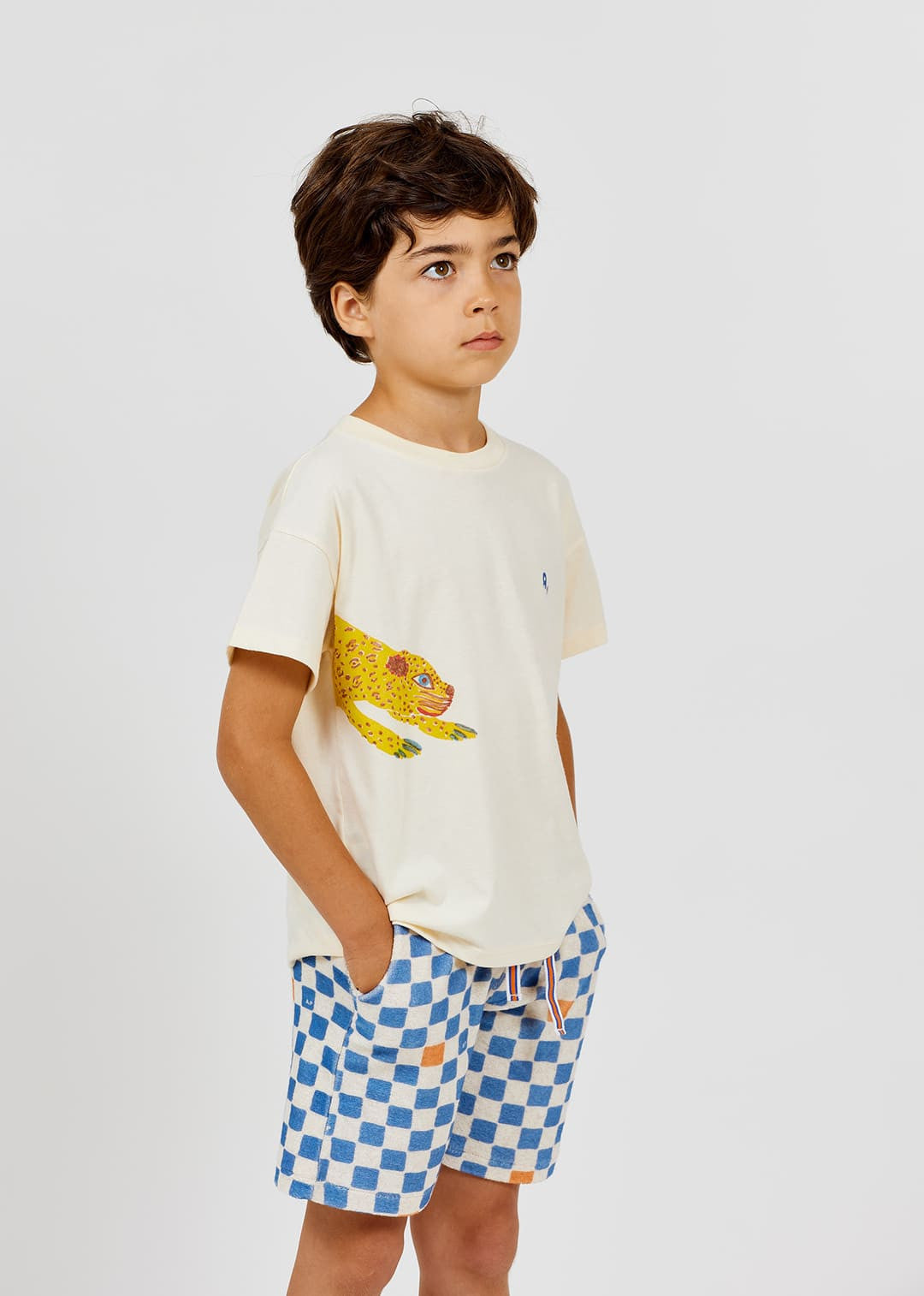 Kind draagt ecru t-shirt met dieren
