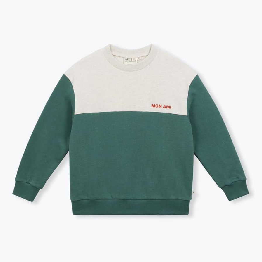 Ecru groene kindersweater met geborduurde Mon Ami tekst op de voorkant.