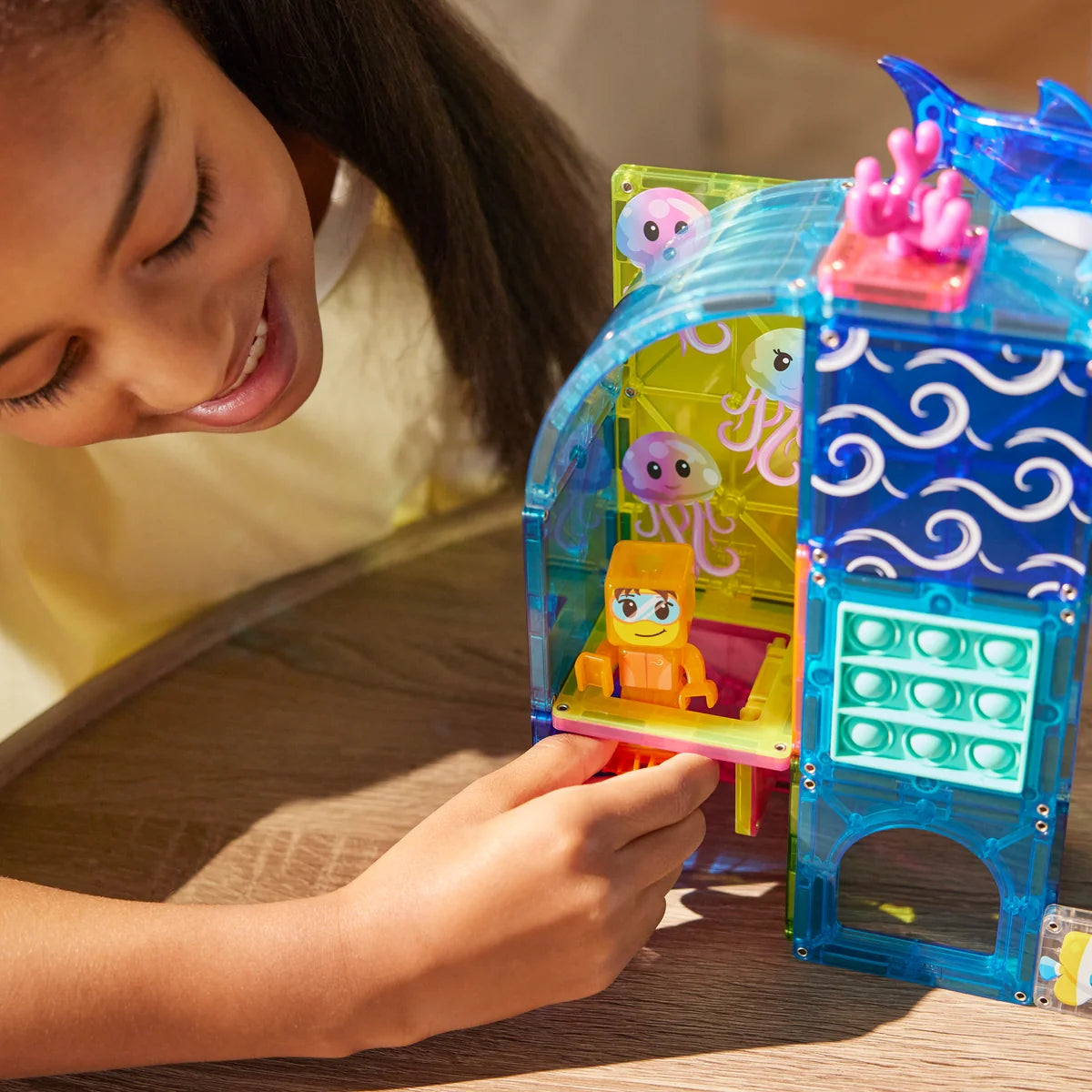 MAGNA-TILES Undersea Adventure met zeeleven en oceaanelementen.