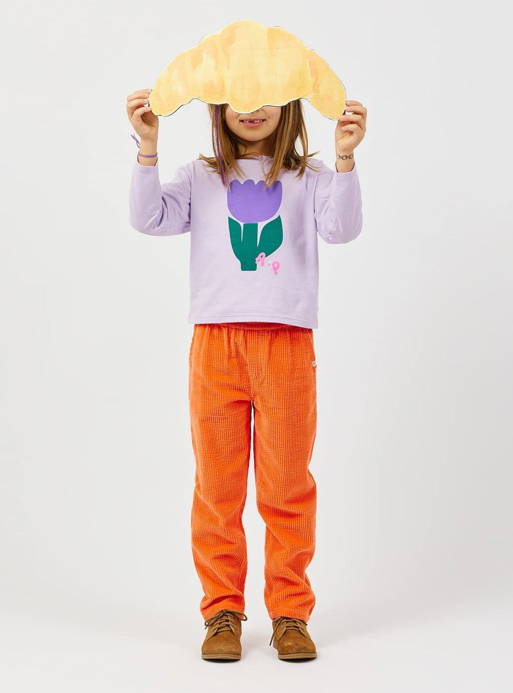 Comfortabele oranje ribbroek voor kinderen.
