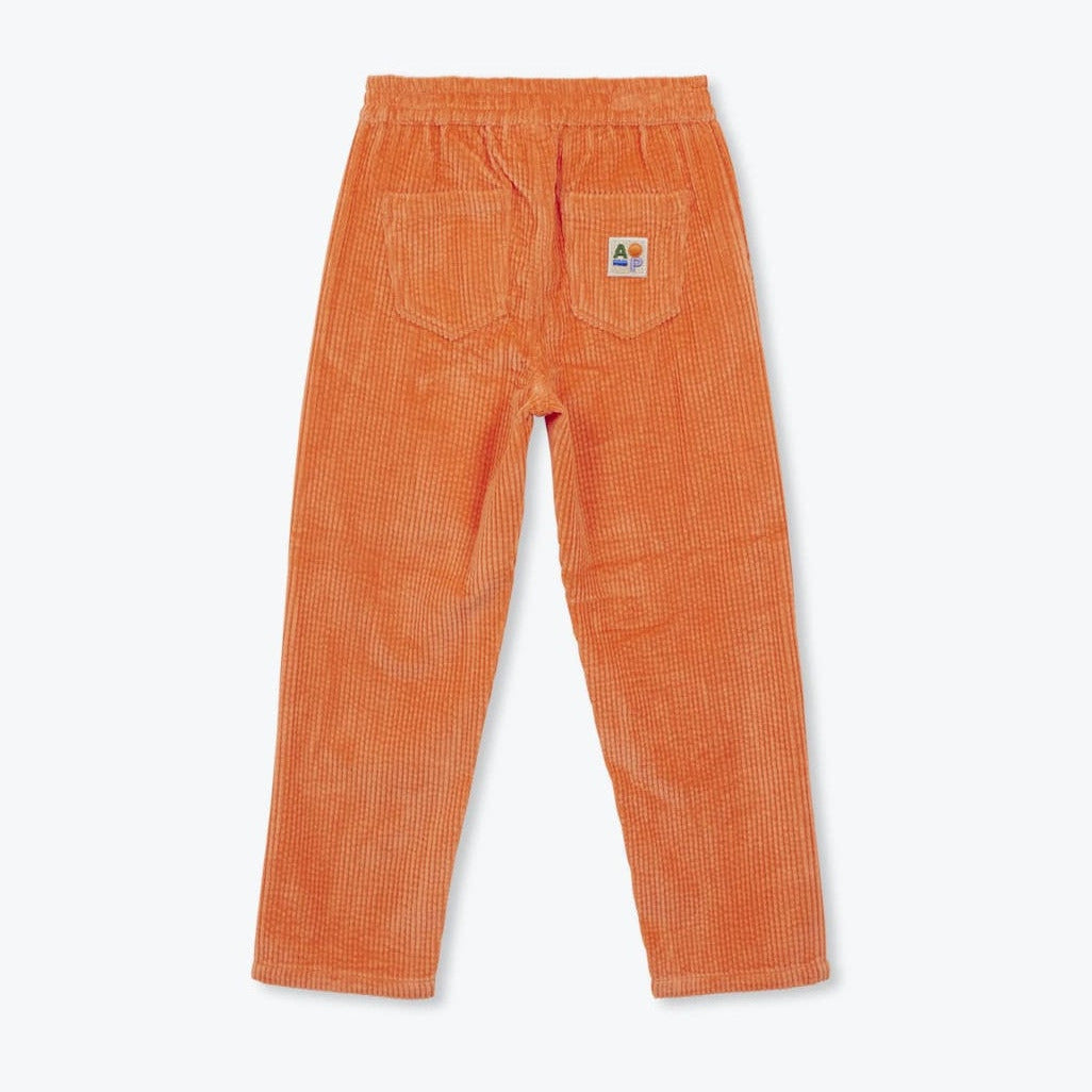 Achterzijde van de oranje ribfluwelen broek voor kinderen.