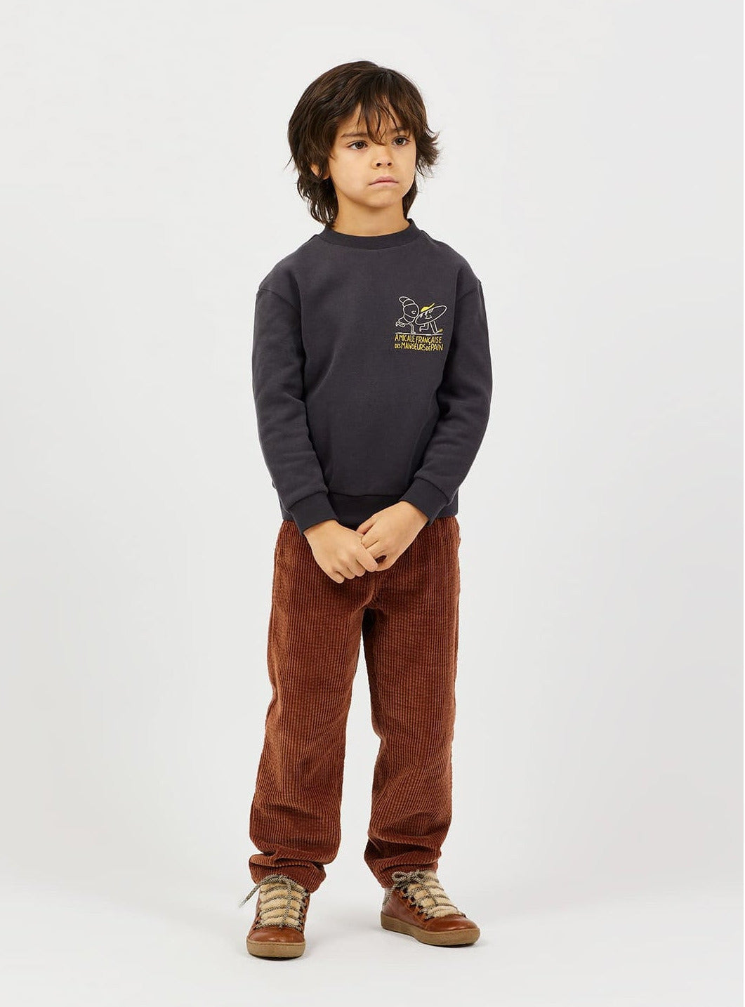 Comfortabele bruine ribbroek voor kinderen.
