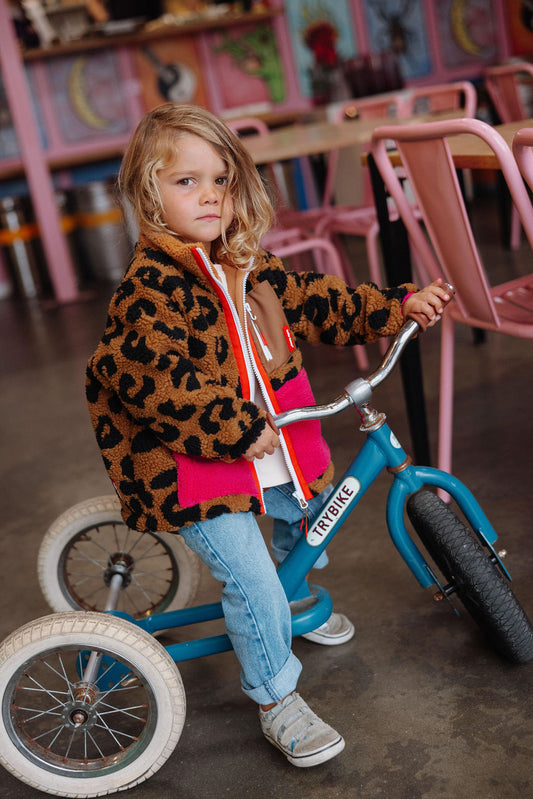Kinder vest van zachte teddy fleece met luipaardpatroon.