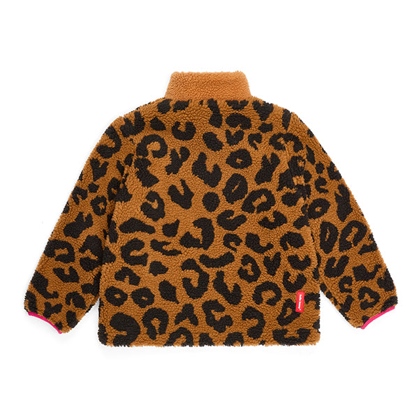Achterzijde van het sherpa fleece vest met leopardprint en rode accenten.
