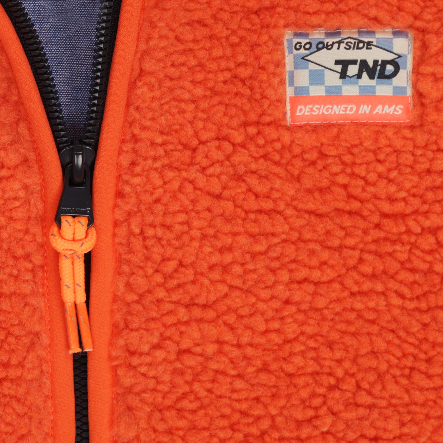 Warme oranje bodywarmer voor kinderen.