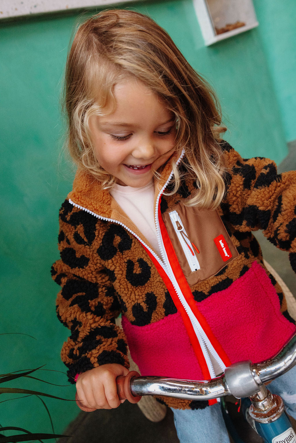 Leopard fleece jacket met roze details en ritssluiting.