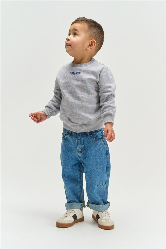 Comfortabele grijze kindersweater met ronde hals.