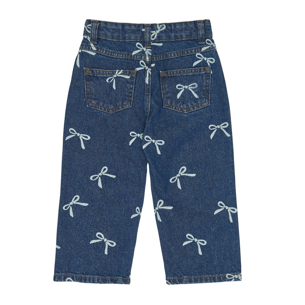 Achterzijde van de blauwe peuter meisjes jeans met strikjesprint en achterzakken.