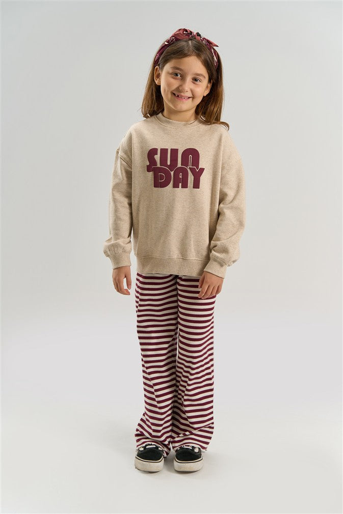 Meisjessweater in Oatmeal Melange met tekstprint op de voorkant.