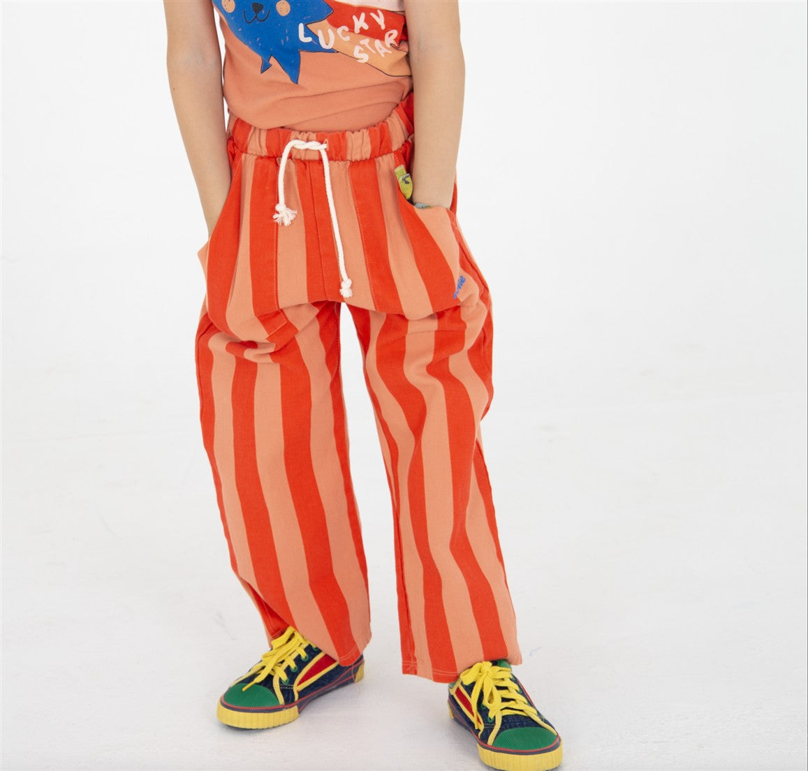 Detail rood gestreepte broek

