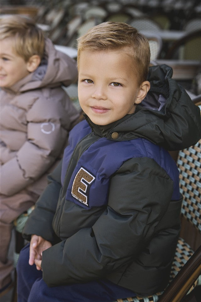 Jongens winterjas in groen en blauw met sportieve uitstraling.