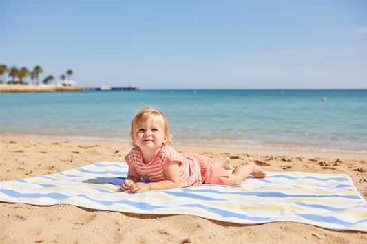 Kind draagt gestreepte pyjama met olifantprint
