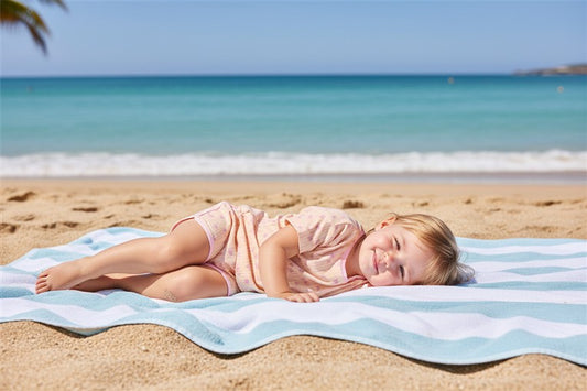 Meisje draagt gestreepte pyjama met vlinderprint