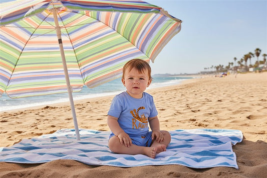 Kind draagt blauwe pyjama met RAWR print