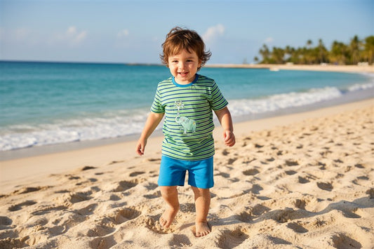 Baby draagt gestreepte pyjama met olifantprint
